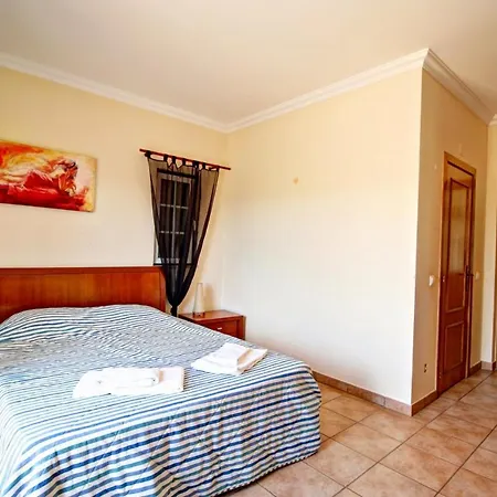 Villa Sleeps 10 Pool Wifi *